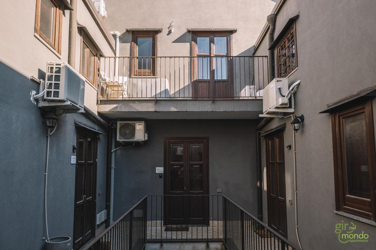 Giro Nel Mondo Apartments Катанія Екстер'єр фото